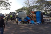 Truck bermuatan kayu gelondongan terguling di jalan raya bundaran Apollo Sejo desa Arang Rejo Kecamatan Gempol, Kabupaten Pasuruan, saat dari arah Surabaya menuju Malang. Selasa, (14/06/2022) pukul 06.30 WIB (Dok Foto IST)