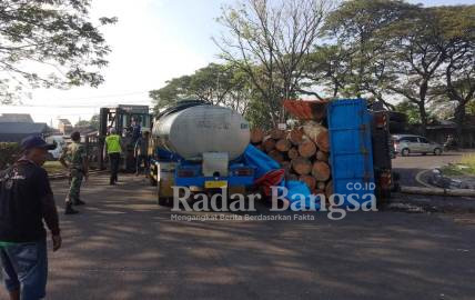 Truck bermuatan kayu gelondongan terguling di jalan raya bundaran Apollo Sejo desa Arang Rejo Kecamatan Gempol, Kabupaten Pasuruan, saat dari arah Surabaya menuju Malang. Selasa, (14/06/2022) pukul 06.30 WIB (Dok Foto IST)