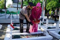 Kapolres Pasuruan AKBP Erick Frendriz, S.I.K., M.Si. didampingi Ibu Bhayangkari saat tabur bunga  (Dok Foto IST)