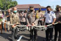 Pemotongan pita oleh AKBP Erick Frendriz, S.I.K., M.Si. bersama Wakapolres yang dilaksanakan di Halaman Polres Pasuruan (Dok Foto IST)