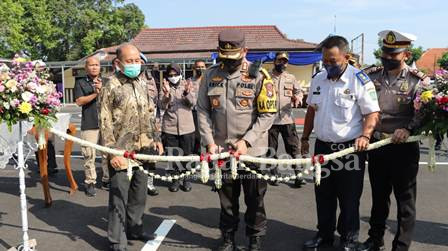 Pemotongan pita oleh AKBP Erick Frendriz, S.I.K., M.Si. bersama Wakapolres yang dilaksanakan di Halaman Polres Pasuruan (Dok Foto IST)