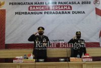 Kapolres Pasuruan AKBP Erick Frendriz, S.I.K., M.Si. bersama Kabag SDM Polres Pasuruan AKP Mujiati dan para pejabat utama mengikuti kegiatan upacara peringatan hari lahir Pancasila tahun 2022 (Dok Foto IST)