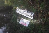 Sepanduk warga yang dibentang di sungai (IST)