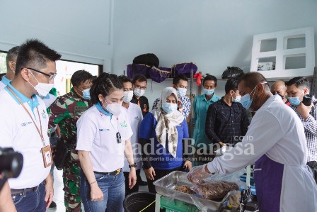 aktivitas usaha pengolahan hasil laut yang dilakukan warga di Kelurahan Sedau, Kecamatan Singkawang Selatan (Dok Foto PLN)