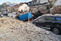 Sebuah tembok bangunan tua di kampung Bubutan jalan MT Haryono Semarang roboh (Dok Foto IST)