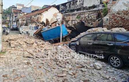 Sebuah tembok bangunan tua di kampung Bubutan jalan MT Haryono Semarang roboh (Dok Foto IST)