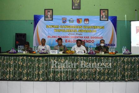 Kapolresta Sidoarjo Kombes Pol. Kusumo Wahyu Bintoro, pada kesempatan Cangkrukan Kamtibmas jelang Pilkades di Desa Suwaluh, Balongbendo, Rabu (8/5/2022). (Dok Foto HMS)