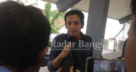 Wisnu Pradono anggota fraksi PDIP, saat di wawancarai media (Dok Foto IST)