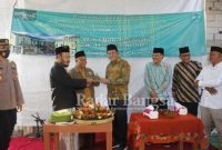 Wakil Bupati Sidoarjo H. Subandi SH,  saat memberikan bantuan Sabtu, (18/6). (Foto IST)