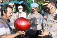 Kapolresta Sidoarjo Kombes Pol. Kusumo Wahyu Bintoro  saat memberikan ke pengendara helm (IST)