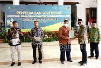 Bupati Sidoarjo Ahmad Muhdlor Ali, S.IP menyerahkan sertifikat Aset Badan Milik Daerah (BMD), Aset Badan Milik Nasional (BMN), wakaf dan PTSL tahun 2022, hari ini (24/6) di Pendopo Delta Wibawa. (IST)