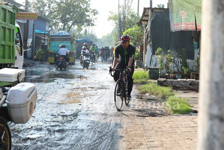 Gus Muhdlor saat Gowes pagi sidak jalan rusak ruas Betro-Kalanganyar Kecamatan Sedati yang dalam waktu dekat akan digarap. Sabtu, (4/3/2022) (Dok Foto IST)