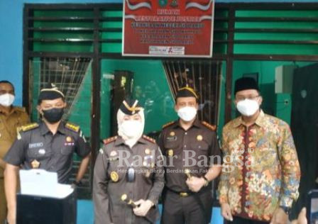 Kepala Kejaksaan Tinggi (Kejati) Jatim, Mia Amiati meresmikan berdirinya Rumah Restorative Justice di Kantor Kelurahan Sidokumpul Kecamatan Kota Sidoarjo Kabupaten Sidoarjo, Senin (6/6) (Dok Foto IST)