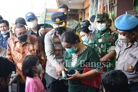 Satgas pangan Sidoarjo melakukan operasi pasar minyak goreng di Pasar Betro, Sedati, Sidoarjo, Selasa (31/5/2022) 