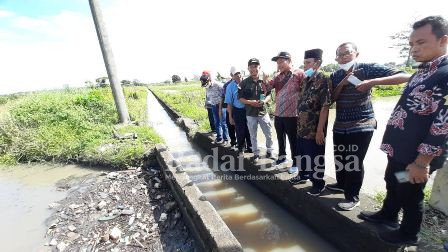 Wakil Bupati Sidoarjo H. Subandi,saat memfasilitasi perseteruan  anatr desa Kamis (16/6)  (Foto IST)
