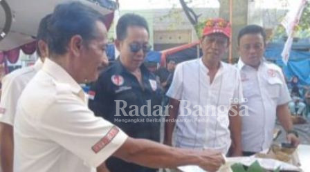 Koordinator Seven Gab LSM Sidoarjo Achmad Sugito saat potong tumpeng (Dok Foto IST)