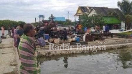 Sejumlah rumah mengalami rusak berat  diterjang angin puting beliung, di Desa Rewataya Kepulauan Tanakeke (Dok Foto IST)