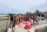 Tim gabungan saat berikan bantuan  di Desa Rewataya Kecamatan Kepulauan Tanakeke Kabupaten Takalar, Minggu malam (12/6/2022) (Dok Foto IST)