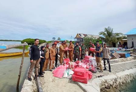 Tim gabungan saat berikan bantuan  di Desa Rewataya Kecamatan Kepulauan Tanakeke Kabupaten Takalar, Minggu malam (12/6/2022) (Dok Foto IST)