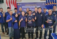 Para pemenang lomba foto dan video yel-yel berfoto bersama Bunda Janet dan pengurus DPD Kabupaten / Kota Kediri