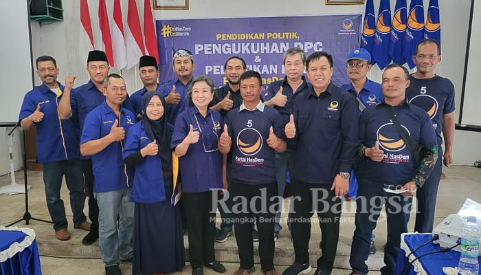 Para pemenang lomba foto dan video yel-yel berfoto bersama Bunda Janet dan pengurus DPD Kabupaten / Kota Kediri