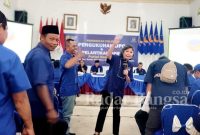 Bunda Janet saat memberikan sambutan pada acara Pengukuhan / Pelantikan DPC dan DPRt di Balai Desa Keling