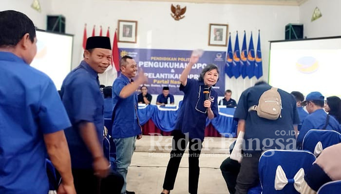 Bunda Janet saat memberikan sambutan pada acara Pengukuhan / Pelantikan DPC dan DPRt di Balai Desa Keling