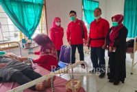 Kepala Unit Pelaksana Teknis Daerah (UPTD) Pengendalian Penduduk, Pemberdayaan Perempuan, dan Perlindungan Anak, (P5A) Wilayah Cidaun, Kabupaten Cianjur, Provinsi Jawa Barat Dadang. S. Sos bersama staf, sedang monitoring secara langsung kegiatan Bakti Sosial (BAKSOS) Pusat Kesehatan Masyarakat (Puskesmas) Rawat Inap Cidaun. (Dok photo AE Nasution/RadarBangsa.co.id)