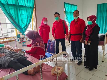 Kepala Unit Pelaksana Teknis Daerah (UPTD) Pengendalian Penduduk, Pemberdayaan Perempuan, dan Perlindungan Anak, (P5A) Wilayah Cidaun, Kabupaten Cianjur, Provinsi Jawa Barat Dadang. S. Sos bersama staf, sedang monitoring secara langsung kegiatan Bakti Sosial (BAKSOS) Pusat Kesehatan Masyarakat (Puskesmas) Rawat Inap Cidaun. (Dok photo AE Nasution/RadarBangsa.co.id)