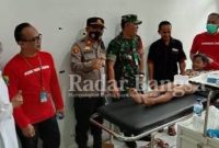 Kepala puskesmas rawat inap Cidaun H. Eman Sulaeman. S. Kep bersama Kapolsek Cidaun AKP Sumardi. SH, Danramil Cidaun Kapten Kav M Ma'rufin, Plt. Camat Cidaun di wakili Kasi Kesra Dedeh J Herawati. SE dan Kasi Trantib Mahdar Rustandi, Kepala UPTD P5A Wilayah Cidaun Dadang. S. Sos sedang meninjau langsung pelaksanaan khitanan masal di ruangan perawatan puskesmas rawat inap Cidaun. (Dok photo AE Nasution/RadarBangsa.co.id)