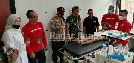 Kepala puskesmas rawat inap Cidaun H. Eman Sulaeman. S. Kep bersama Kapolsek Cidaun AKP Sumardi. SH, Danramil Cidaun Kapten Kav M Ma'rufin, Plt. Camat Cidaun di wakili Kasi Kesra Dedeh J Herawati. SE dan Kasi Trantib Mahdar Rustandi, Kepala UPTD P5A Wilayah Cidaun Dadang. S. Sos sedang meninjau langsung pelaksanaan khitanan masal di ruangan perawatan puskesmas rawat inap Cidaun. (Dok photo AE Nasution/RadarBangsa.co.id)