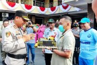 Dandim 0821/Lumajang Letkol Czi Gunawan Indra Y. T., S.T., M.M, didampingi jajarannya memberikan kejutan ucapan selamat Hari Bhayangkara ke-76 Tahun 2022, di Mapolres Lumajang, Jumat (1/7/2022) (Dok Foto IST)