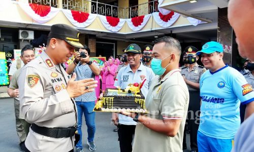 Dandim 0821/Lumajang Letkol Czi Gunawan Indra Y. T., S.T., M.M, didampingi jajarannya memberikan kejutan ucapan selamat Hari Bhayangkara ke-76 Tahun 2022, di Mapolres Lumajang, Jumat (1/7/2022) (Dok Foto IST)