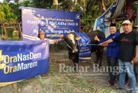 Pak Lutfi bersama Kades Sebet dan Takmir Mushola Al-Ihsan Desa Sebet saat menerima sapi kurban dari Ketua Umum Partai NasDem, H. Surya Paloh 