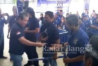 Adi Suwono, Ketua DPD Partai NasDem Kota Kediri saat membagikan hadiah kepada DPC dan DPRt di Balai Desa Keling yang beruntung