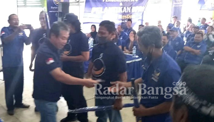 Adi Suwono, Ketua DPD Partai NasDem Kota Kediri saat membagikan hadiah kepada DPC dan DPRt di Balai Desa Keling yang beruntung