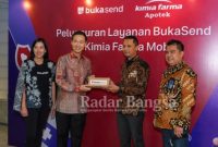 Seremonial peluncuran layanan Bukasend di Kimia Farma Mobile bersama Felicia Gunadi, VP of Logistic Bukalapak, Victor Lesmana, President, Commerce & Fintech Bukalapak, serta Solehudin Al Ayubi, Komisaris Utama Kimia Farma Apotek dan Muhardiman, Direktur Pengembangan Kimia Farma Apotek.