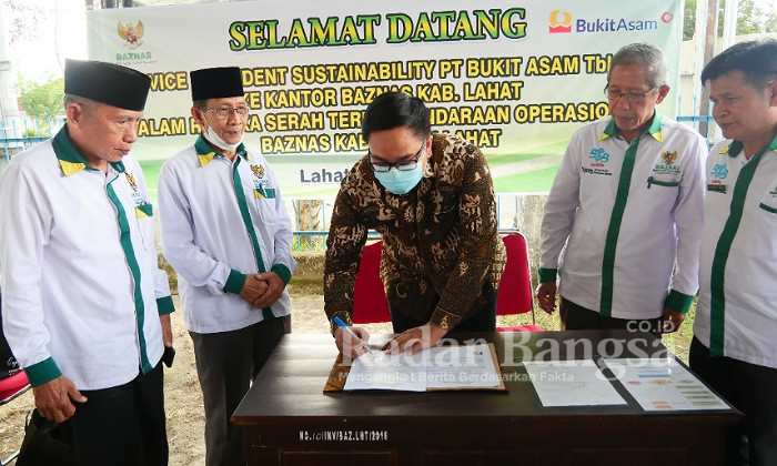 Kehadiran Tim CSR PTBA disambut oleh Ketua Umum Baznas Kabupaten Lahat KH Hamdi Arsal, didampingi Wakil Ketua 1 KH M Nashir Syakni, Wakil Ketua 2 KH Rusli Mansur, Wakil Ketua 3 KH Khaidir Rusmi, Wakil Ketua 4 H Hasnul Basri, serta jajaran pengurus Baznas Kabupaten Lahat. (IST)