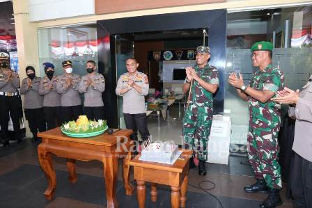 Dandim 0812/Lamongan, Letkol Kav Endi Siswanto Yusuf didampingi Kepala Staf Kodim 0812 Lamongan (Kasdim) Mayor Arh G.N Putu Ardana, S.S. s saat memberika Surpize berupa Kue Ulangtahun dan Tumpeng di HUT Bhayangkara ke-76  (Dok Foto IST)