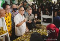 Menteri Perdagangan, Zulkifli Hasan bersama Wakil Menteri Perdagangan, Jerry Sambuaga meluncurkan minyak goreng kemasan rakyat dengan merek MINYAKITA di Kantor Kementerian Perdagangan, Jakarta, Rabu (6 Juli).