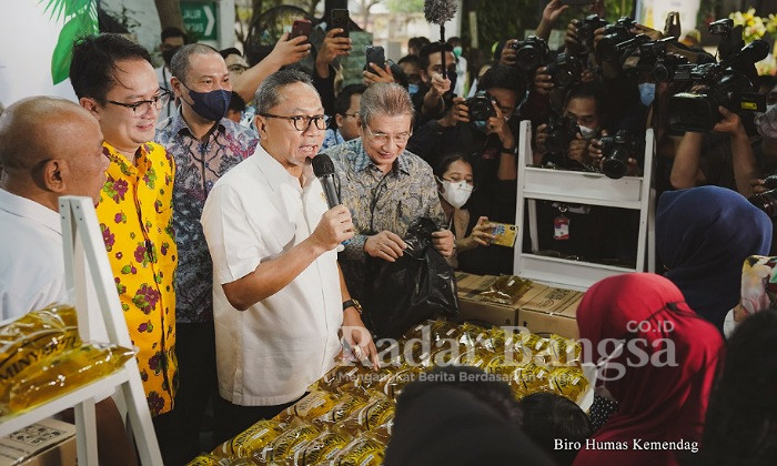 Menteri Perdagangan, Zulkifli Hasan bersama Wakil Menteri Perdagangan, Jerry Sambuaga meluncurkan minyak goreng kemasan rakyat dengan merek MINYAKITA di Kantor Kementerian Perdagangan, Jakarta, Rabu (6 Juli).