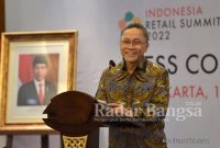 Menteri Perdagangan, Zulkifli Hasan memberikan sambutan dalam acara Konferensi Pers Indonesia Retail Summit 2022 yang berlangsung di Kantor Kementerian Perdagangan, Jakarta, Kamis (14 Juli).