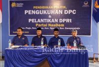 (dari kanan) Andik Mashudi, S.Sos, Sekretaris DPD, Drs. H. Lutfi Mahmudio, Ketua DPD, KH. Burhanudin, S.PdI, Wakil Ketua DPD, dan Vio Debby Saputra, ST, Bendahaa DPD Partai NasDem Kabupaten Kediri 