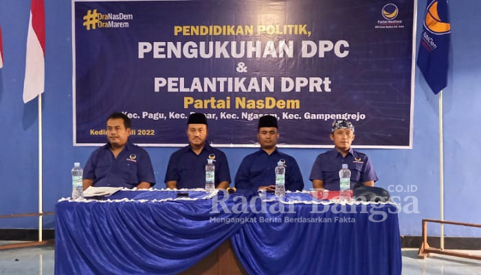 (dari kanan) Andik Mashudi, S.Sos, Sekretaris DPD, Drs. H. Lutfi Mahmudio, Ketua DPD, KH. Burhanudin, S.PdI, Wakil Ketua DPD, dan Vio Debby Saputra, ST, Bendahaa DPD Partai NasDem Kabupaten Kediri 