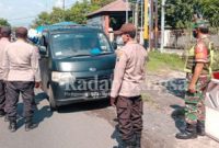 Nampak terlihat petugas kepolisian melakukan penyekatan hewan ternak yang akan keluar dan masuk wilayah Sidoarjo (Dok Foto IST)