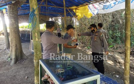 Petugas Kepolisian saat mendatangi Perjudian sabung ayam (Dok Foto IST)