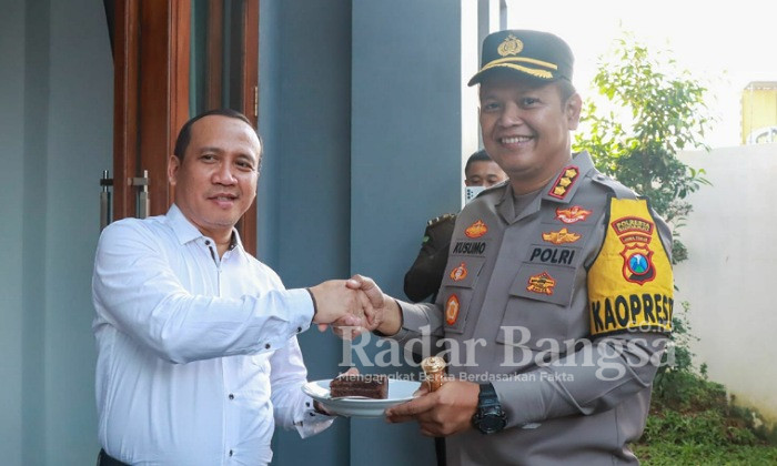 Dengan membawakan kue dan tumpeng, Kapolresta Sidoarjo Komisaris Besar Polisi Kusumo Wahyu Bintoro berikan kejutan pada Kepala Kejaksaan Negeri Sidoarjo Ahmad Muhdhor. Potongan kue dan tumpeng dari Kapolresta Sidoarjo diberikan langsung ke Kajari Sidoarjo. (Dok Foto IST)