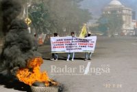  SEMMI Jatim melakukan aksi meminta Sekda terpilih, Adhy Karyono dicopot dari jabatannya (Dok Foto IST)