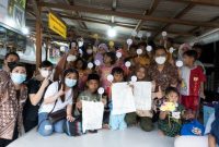 General Manager Hotel Mercure Surabaya Grand Mirama & Relawan Read Aloud Bersama anak anak TBM Makam Rangkah