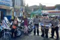 Satlantas Polres Batu melaksanakan kegiatan pembinaan dan penyuluhan (Binluh) Etika Tertib Berlalu Lintas kepada masyarakat yang melaksanakan olahraga dan wisata di Alun Alun Kota Batu, Minggu (3/7/2022)